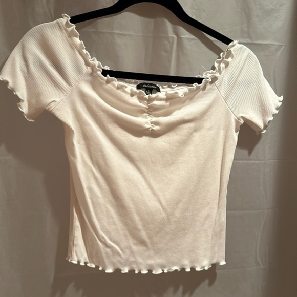 Ambiance Tops - Women’s Ambiance short sleeved ribbed white ruffled outline shirt size L